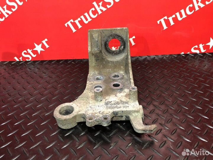 Кронштейн бампера правый