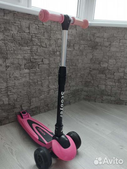 Самокат трехколесный