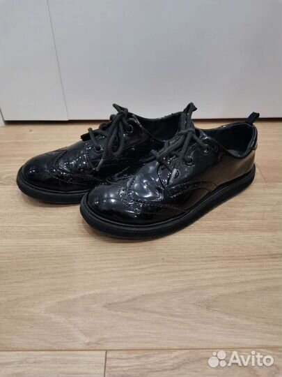 Полуботинки лаковые для девочки HM