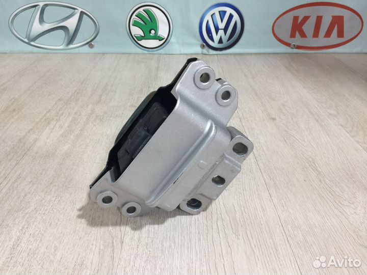 Опора подушка двигателя мкп левая Skoda Volkswagen