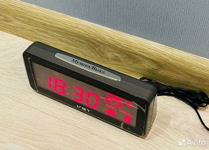 Часы электронные с датчиком температуры