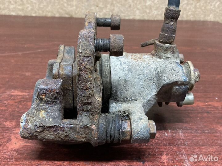 Задний правый суппорт ауди 100 с4