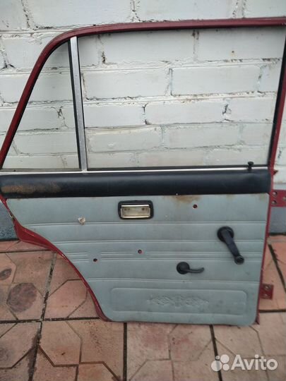 Заднюю левую дверь ваз 2101