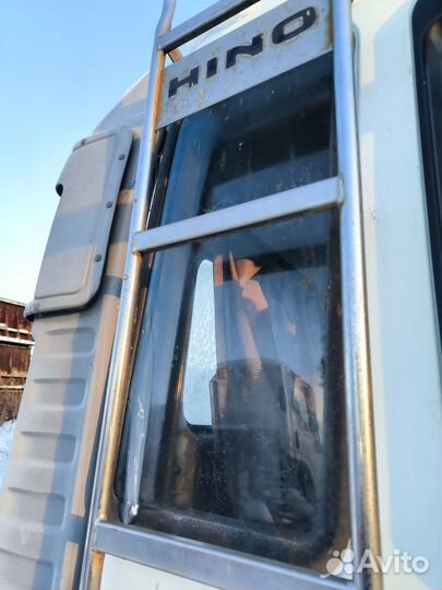 Стекло спальника Hino Profia