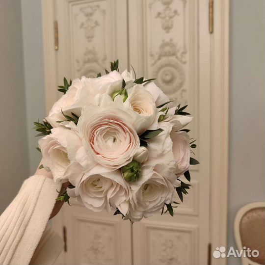 Свадебный букет из ранункулюсов и тюльпанов