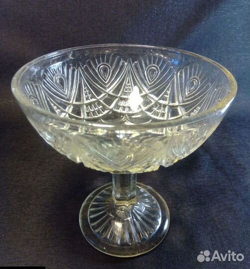 На ножке старенькая креманка