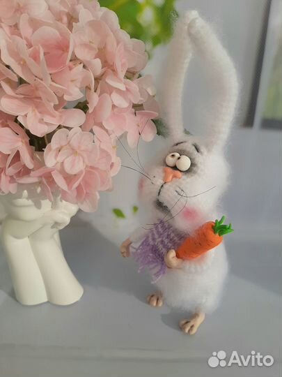 Зайка удивляшка вязаная