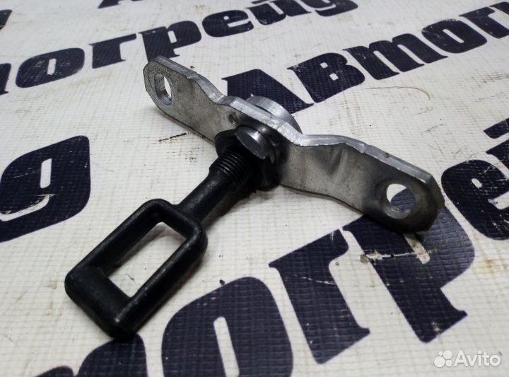 Петля замка крышки багажника Volkswagen Touareg