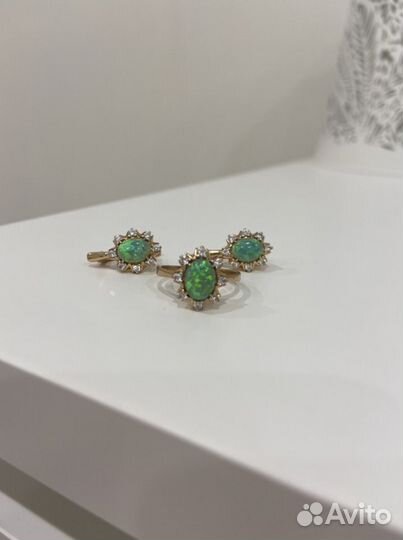 Золотые Кольцо и серьги с опалом