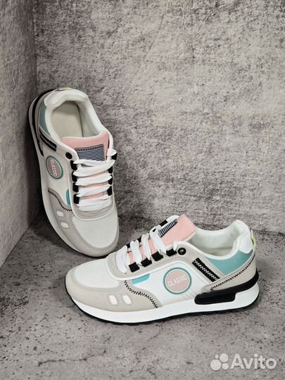 Кроссовки женские