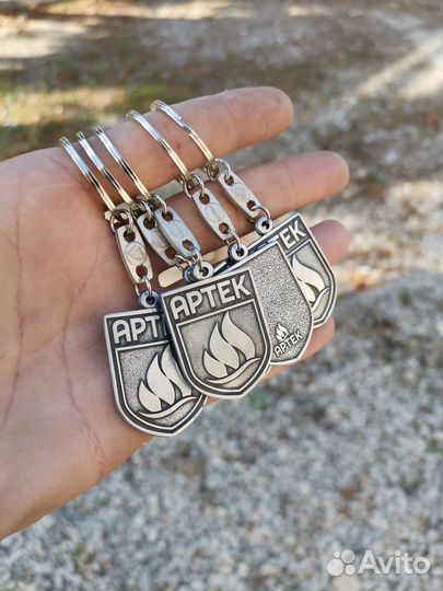 Брелоки и значки