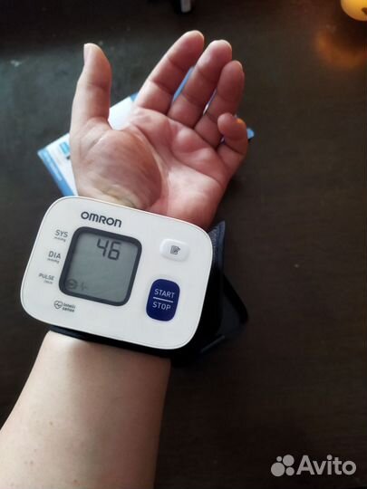 Тонометр электронный на запястье Omron RS2