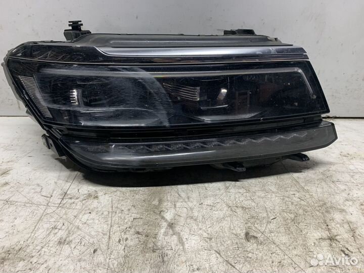 Фара правая Volkswagen Tiguan 2017)