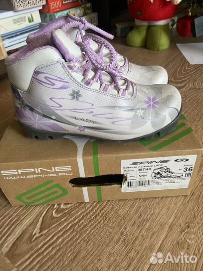 Лыжные ботинки, коньки фигурные 35-36 рр