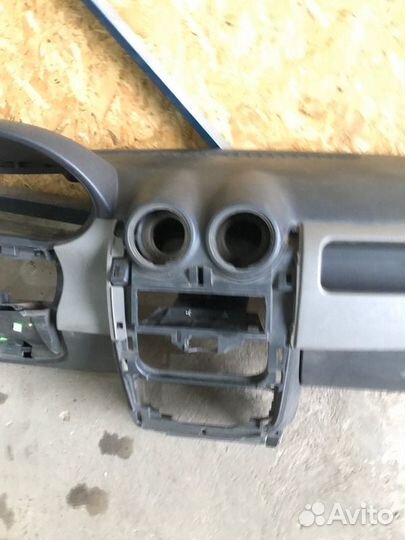 Торпедо Renault Logan седан 1 2011