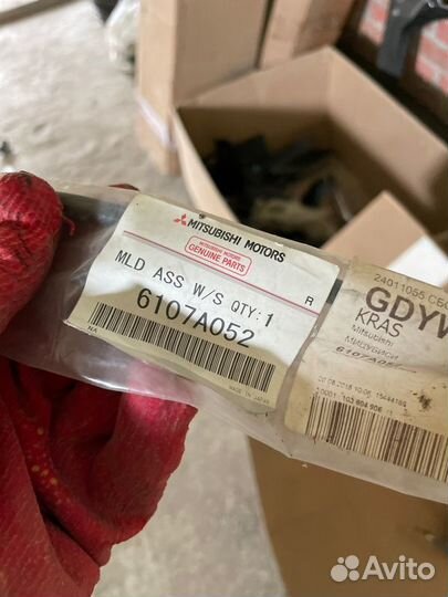 Молдинг лобового стекла Mitsubishi Outlander