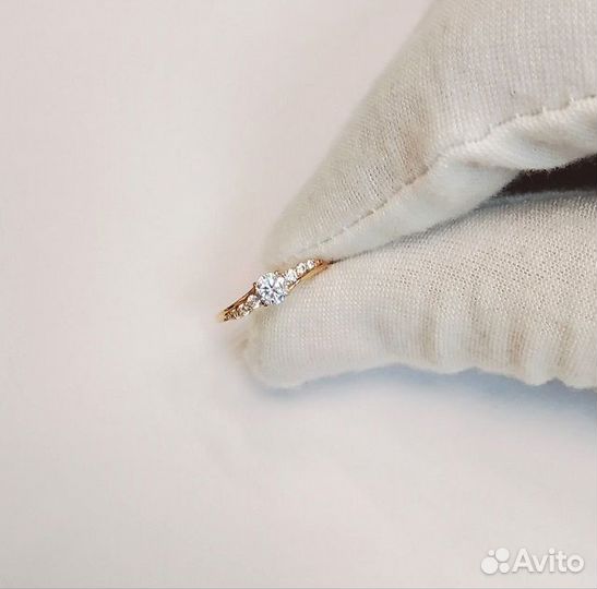 Золотое кольцо с камнем 16р