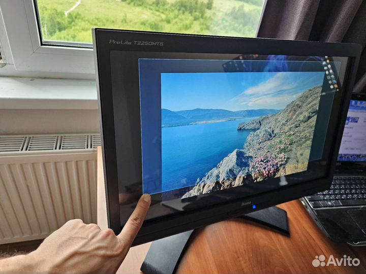 Сенсорный монитор 22