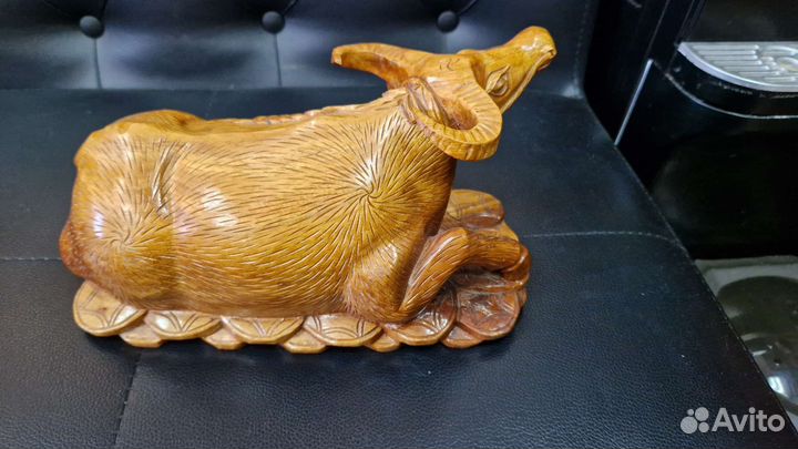 Бык из цельного куска дерева. Денежный