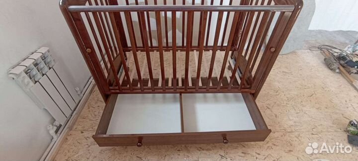 Детская кроватка с маятником