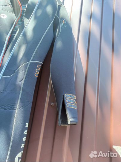 Гидрокостюм с капюшоном