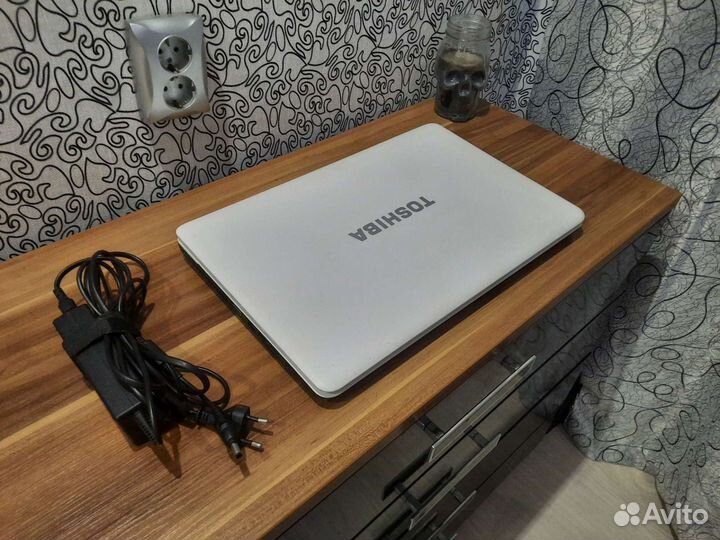 Мегамощный Toshiba 17.3/SSD/8gb озу/Видеокарта/i3