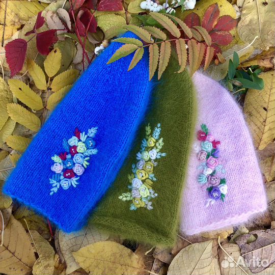Комплект шапка и варежки с вышивкой рококо
