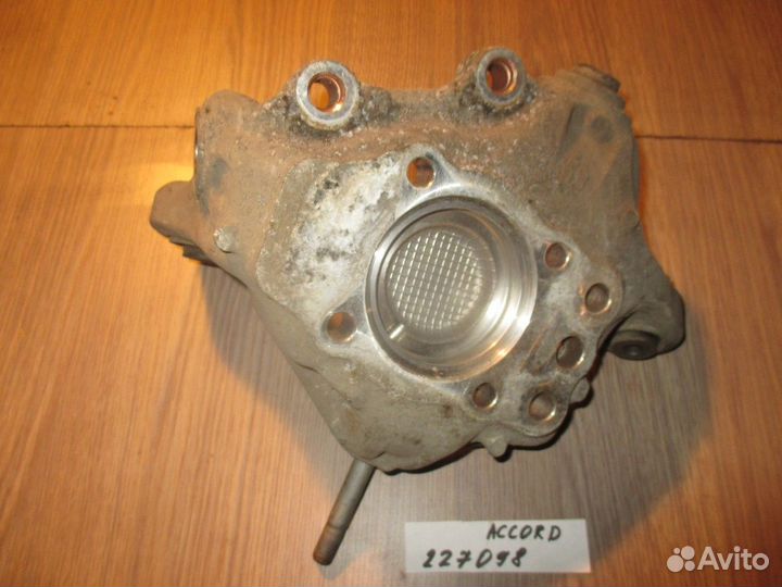 Кулак поворотный задний левый (Honda Accord)