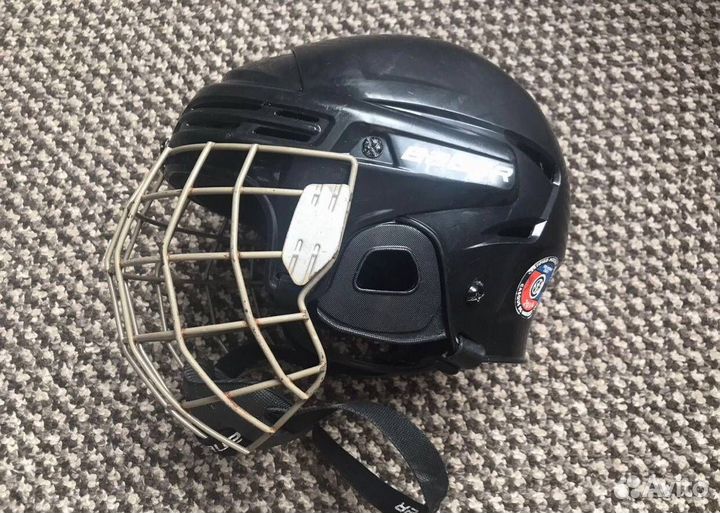 Хоккейный шлем