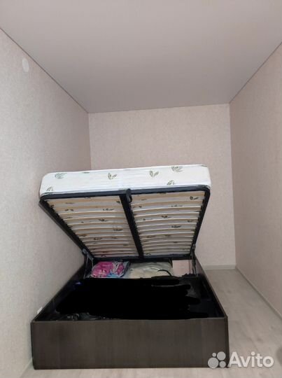 Кровать с матрасом, зеркало, столик