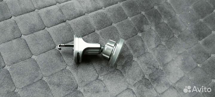 Магнитный держатель в авто