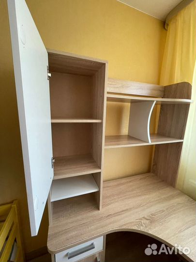 Угловой письменный стол