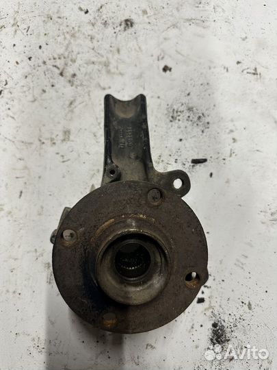 Кулак поворотный Audi 80 B3 передний левый