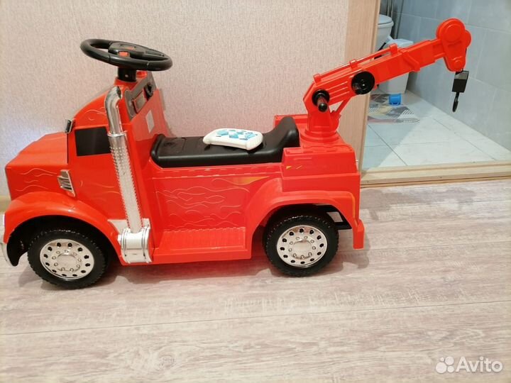 Детская машина на пульте