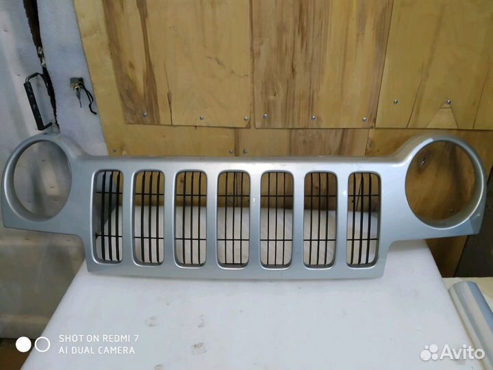 Решетка радиатора Jeep Liberty 01-05 г kj