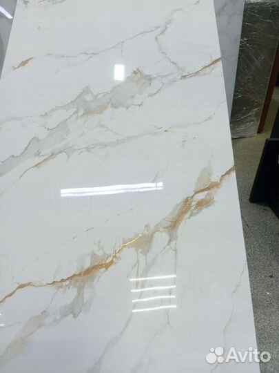 Керамогранит под мрамор с золотыми переходами