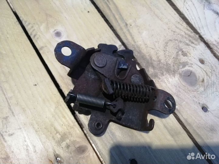 Замок капота Toyota Echo FunCargo BB Sienta Yaris