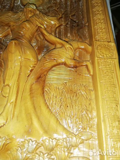 Резное панно из дерева