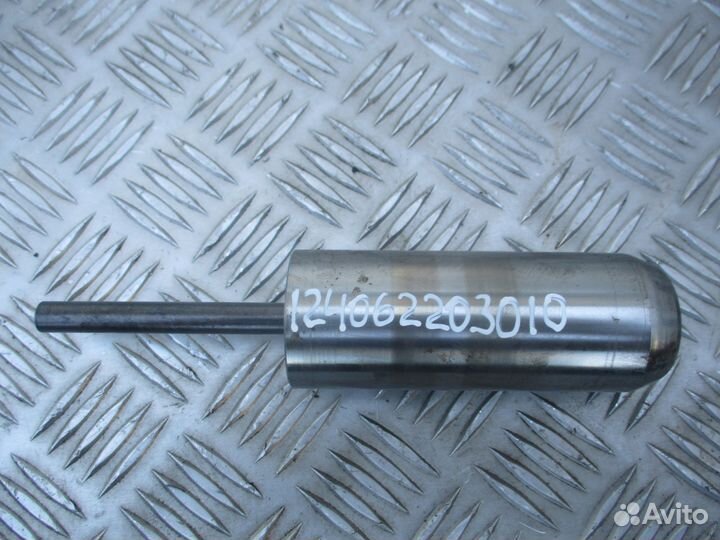 Ось промежуточной шестерни передачи заднего хода Z