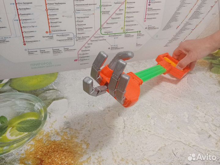 Живая игрушечная рука