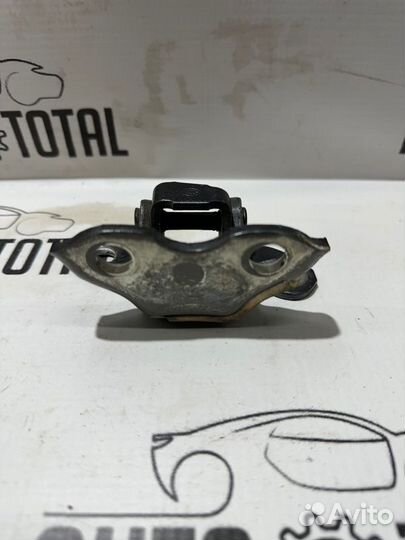 Петля двери верхняя задняя правая Toyota Corolla