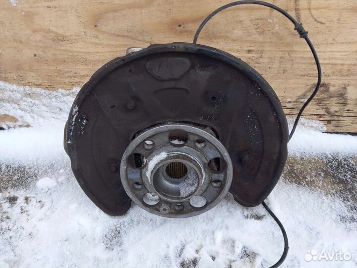 Кулак задний левый Mercedes C Klass W205