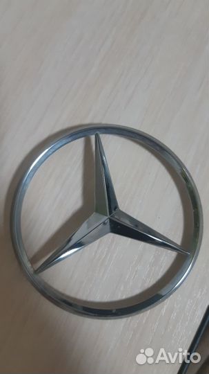 Эмблема крышки багажника на Mercedes