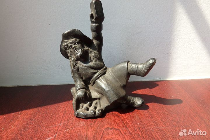 Статуэтка из чугуна. Пьяница