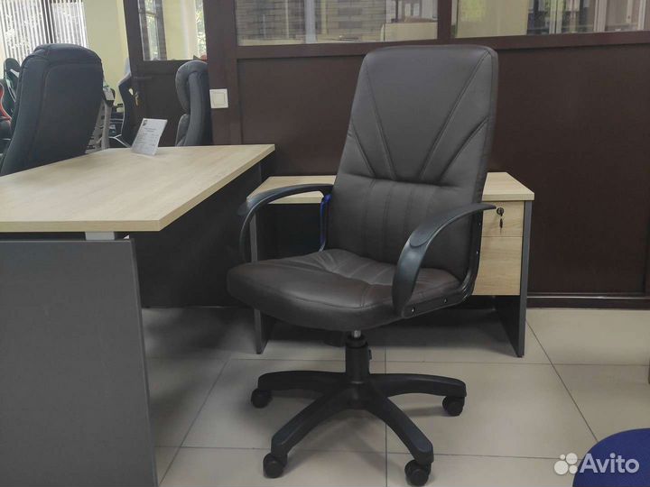 Кресло Менеджер коричневый кожзам с механизмом Топ