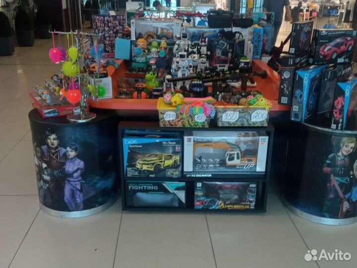 Продавец консультант игрушек