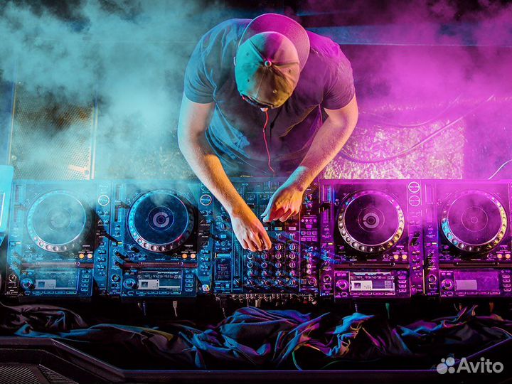 Диджей DJ с оборудованием