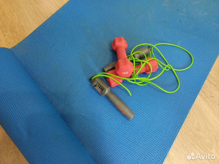Скакалка, гантели, коврик