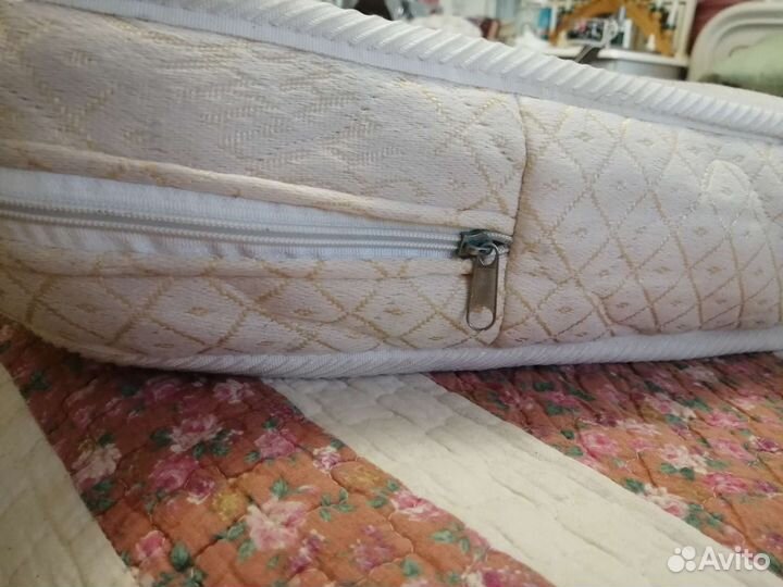 Стульчик и матрас в детскую кроватку