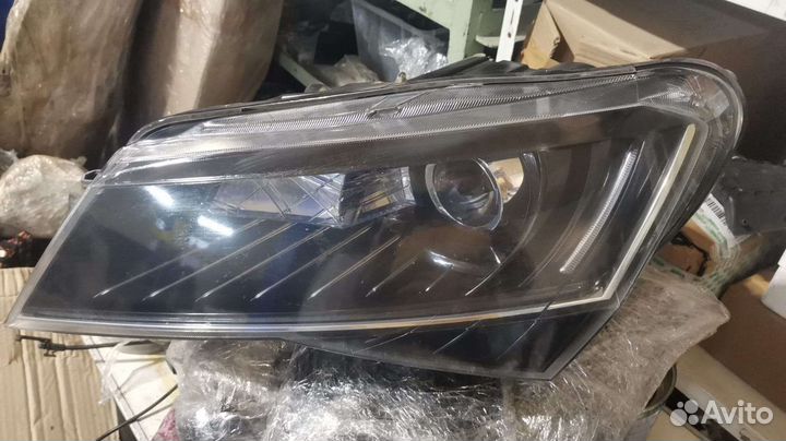 Левая фара Skoda Superb 3